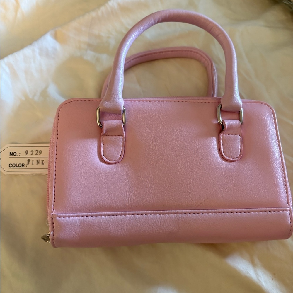 NWT-Pink Crossbody wallet
Spacious Soft pink
Detachable Crossbody strap
